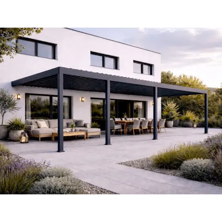 Grande pergola bioclimatique adossée anthracite RAL 7016 avec 4 poteaux et toiture à lames orientables fermées