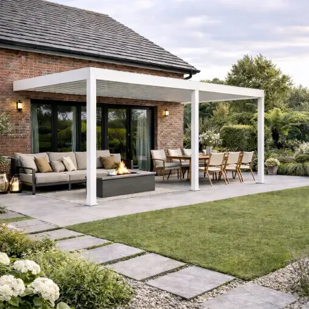 Pergola bioclimatique adossée en aluminium blanc RAL 9010 avec trois poteaux installée sur terrasse de maison en brique
