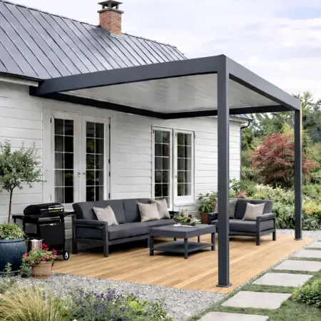 Pergola bioclimatique adossée en aluminium RAL 7016 installée sur terrasse en lames de bois clair avec salon de jardin