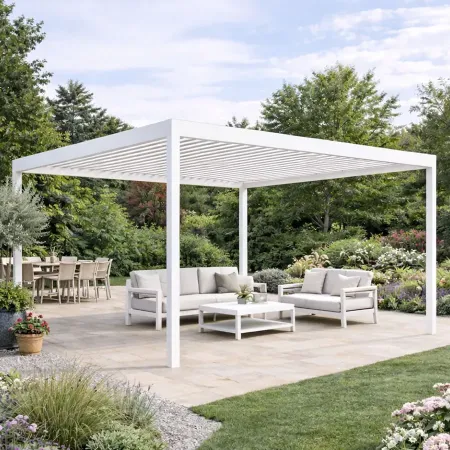 Pergola bioclimatique autoportée en aluminium blanc RAL 9010 avec lames orientables installée sur terrasse de jardin