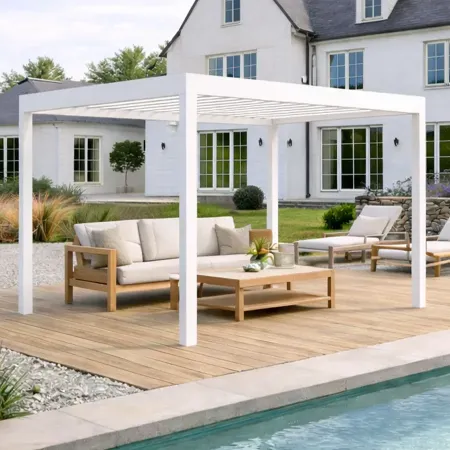 Pergola bioclimatique autoportée en aluminium blanc RAL 9010 installée sur terrasse en bois devant une maison moderne