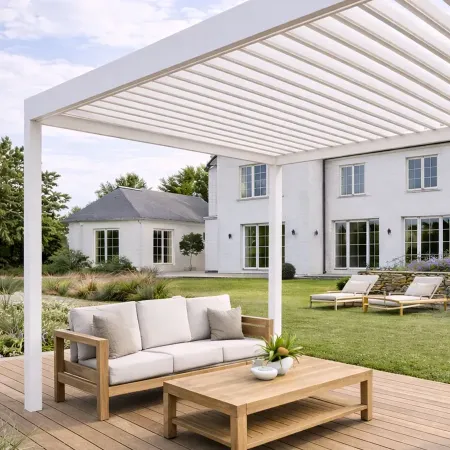 Vue de dessous d’une pergola bioclimatique autoportée en aluminium blanc RAL 9010 avec lames orientables