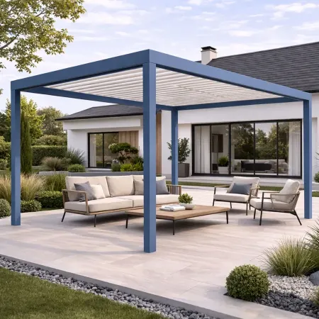 Pergola bioclimatique autoportée en aluminium RAL 5014 avec lames orientables installée sur terrasse moderne