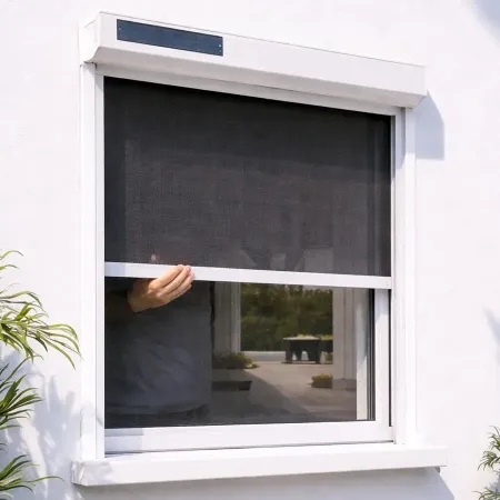 Moustiquaire enroulable solaire blanche sur mesure partiellement ouverte sur fenêtre avec coffre autonome sans fil