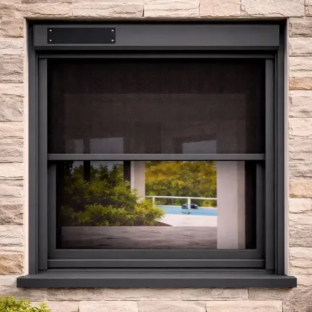 Moustiquaire enroulable solaire RAL 7016 anthracite vue de face sur façade en pierre avec toile partiellement ouverte