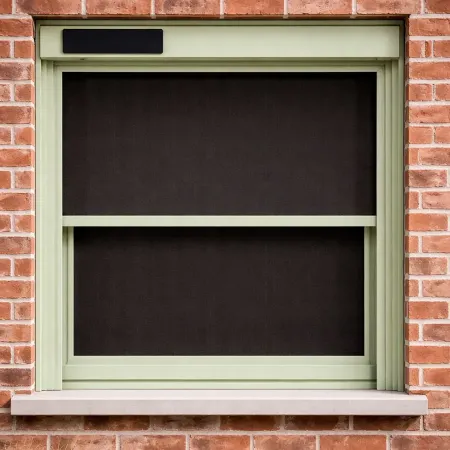Moustiquaire enroulable solaire RAL 6021 verte vue de face intégrée dans fenêtre sur façade en brique sans reflet
