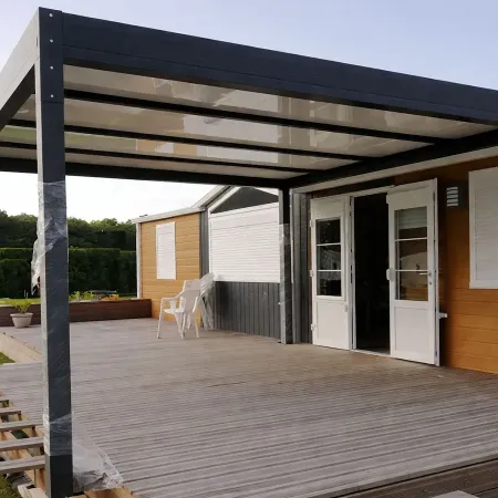 Carport aluminium autoporté sur mesure avec structure moderne et toiture pour protection extérieure