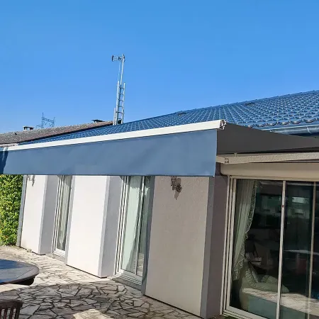 Store 300 à toile bleue pose en façade