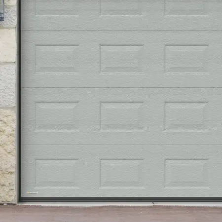 Détail porte de garage sectionnelle grise avec panneaux embossés et texture effet bois sur façade de maison en pierre