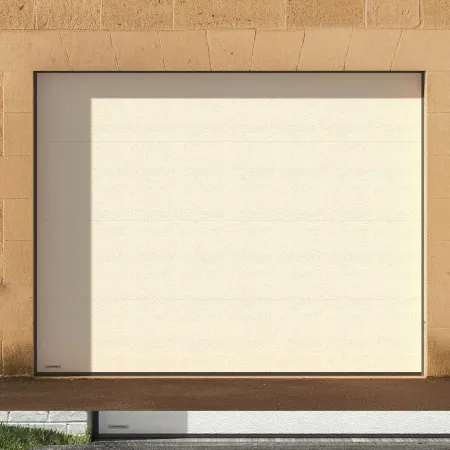 Porte de garage sectionnelle blanche installée sur maison avec façade classique et architecture traditionnelle