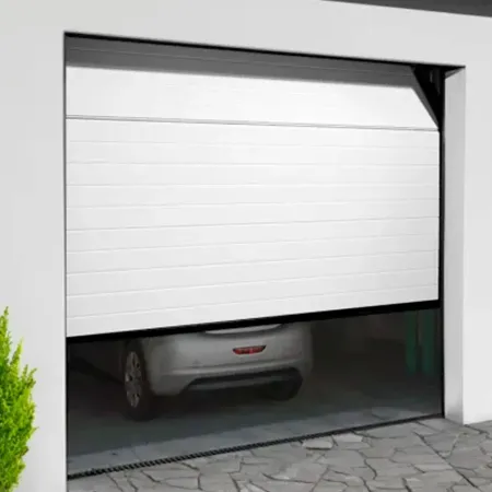 Porte de garage sectionnelle blanche en cours d’ouverture manuelle avec véhicule stationné dans garage de maison moderne