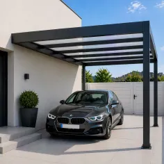Carport adossé en aluminium avec deux voitures garées l’une derrière l’autre devant maison moderne avec portail 2