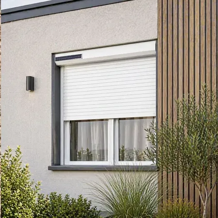 Volet roulant solaire installé sur façade de maison moderne avec bardage bois et enduit extérieur contemporain