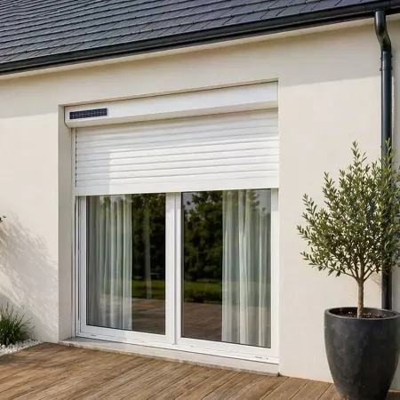 Volet roulant solaire RAL 9010 sur porte-fenêtre de maison moderne avec façade extérieure épurée