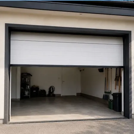 Porte de garage sectionnelle installée sur maison moderne avec ouverture partielle et accès garage