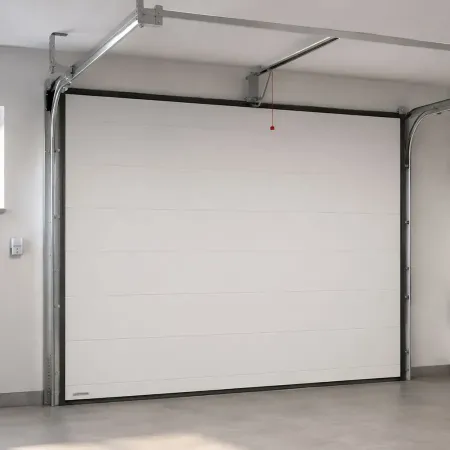 Installation d’une porte de garage sectionnelle blanche avec rails de guidage au plafond dans un garage organisé