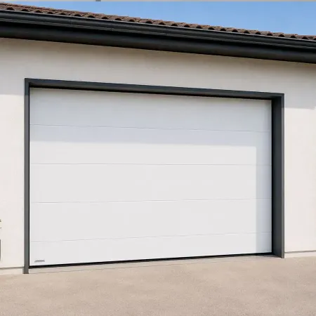 Porte de garage sectionnelle blanche vue extérieure sur maison contemporaine avec encadrement gris et allée béton
