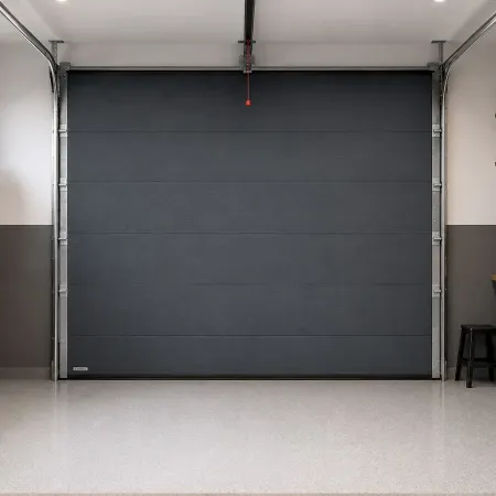 Garage moderne aménagé avec porte de garage sectionnelle anthracite, étagères de rangement et atelier organisé