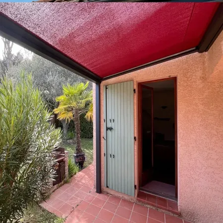 Pergola toile enroulable haut de gamme rouge pour terrasse, protection solaire et confort extérieur toute l’année