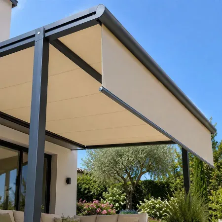 Pergola aluminium à toile rétractable beige sur mesure vue de dessous avec store de protection solaire intégré
