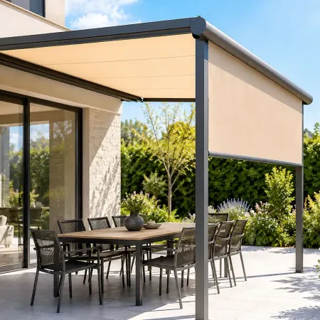 Pergola aluminium sur mesure avec store vertical et toile beige installée sur une terrasse contemporaine lumineuse