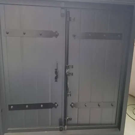 Vue intérieure d'un volet battant aluminium sur mesure gris anthracite avec barres de renfort cadre aluminium haute qualité.