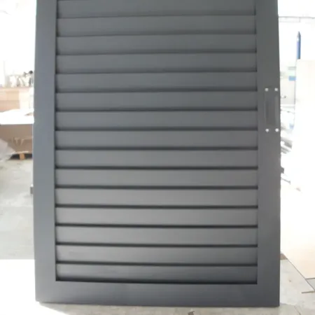 Volet persienné aluminium isolant gris anthracite sur mesure avec cadre aluminium robuste avec sécurité renforcée.