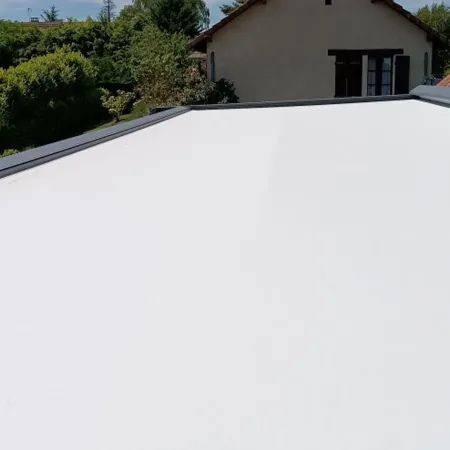 Pergola aluminium sur mesure à toit plat avec toiture en panneaux isolants haute performance et structure gris anthracite