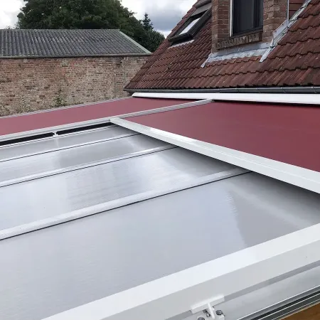 Store de toiture motorisé pour pergola aluminium sur mesure avec toiture, toile rouge bordeaux assurant une protection solaire