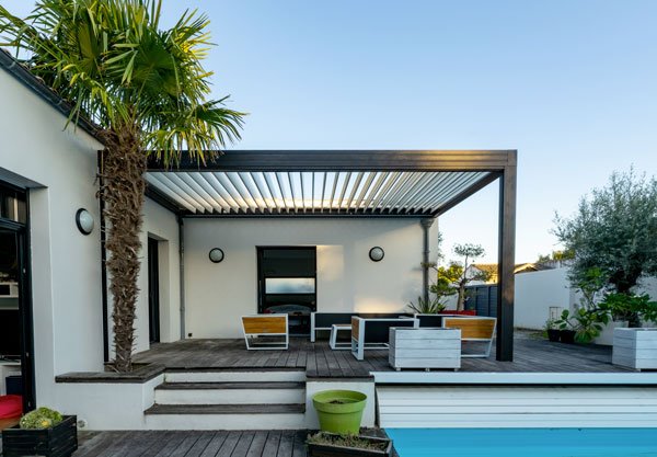 Comment les pergolas bioclimatiques régulent la température et la circulation de l'air