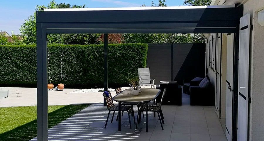 ici sur votre terrase voici la pergola H2 à lames orientables perpendiculaires