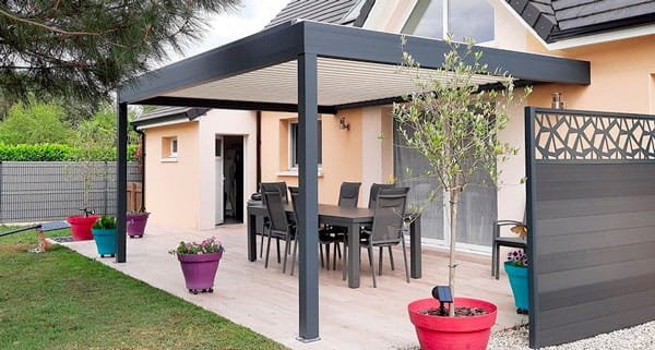 Sur votre terrasse voici la pergola bio adossée de trés belle facture