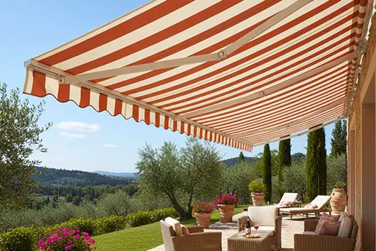 Stores bannes pour se proteger du soleil et de la pluie