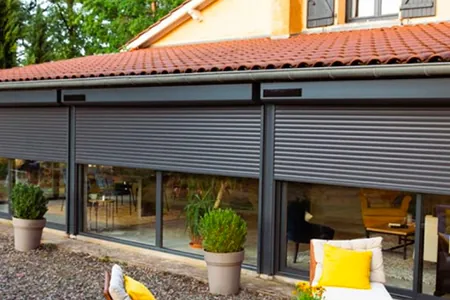 Volet roulant solaire pour maison et appartement ral 9016