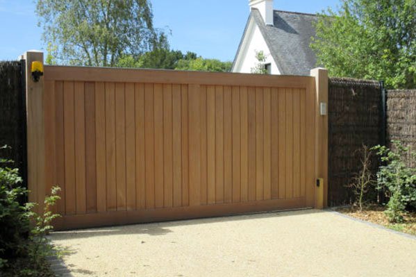 Portail en bois devant la maison