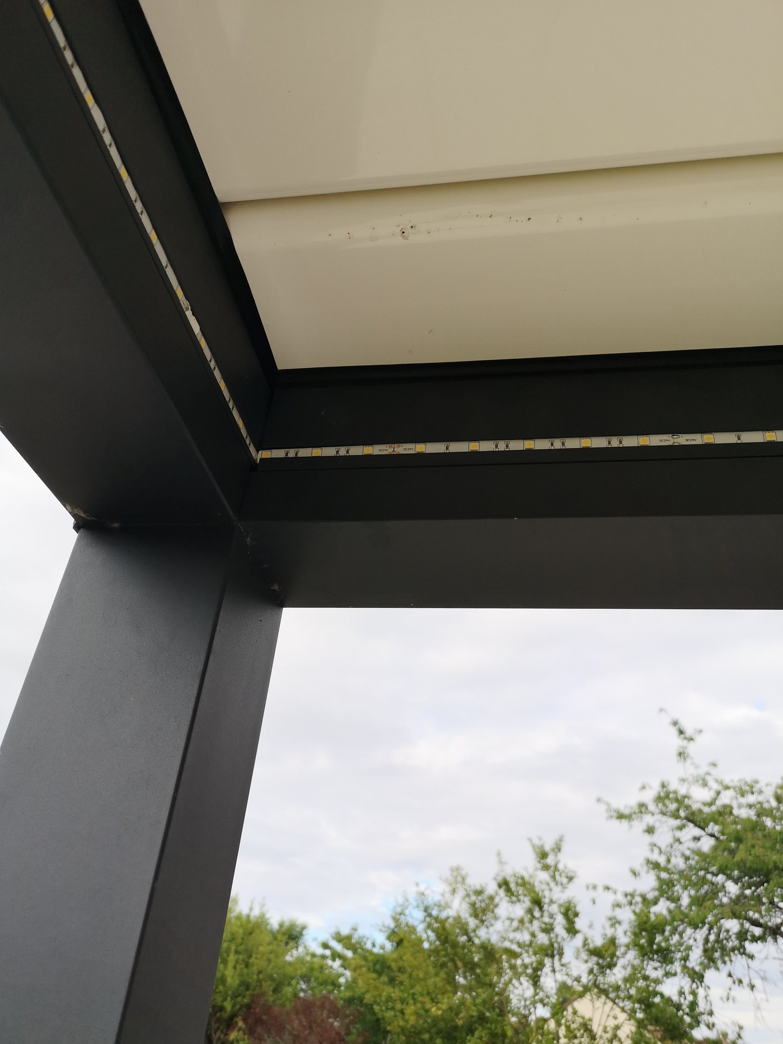 pergola bioclimatique H2 avec angle H2 détail technique pas cher