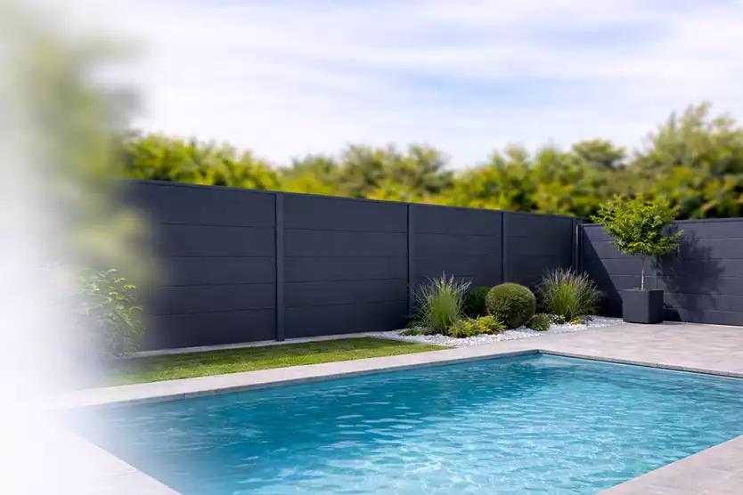 Brise vue alu proteges des vue devant la piscine