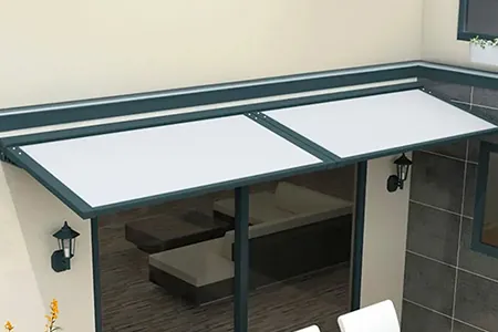 Auvent Alu panneau Panneaux Thermotop 32 mm sur une fa&ccedil;ade moderne