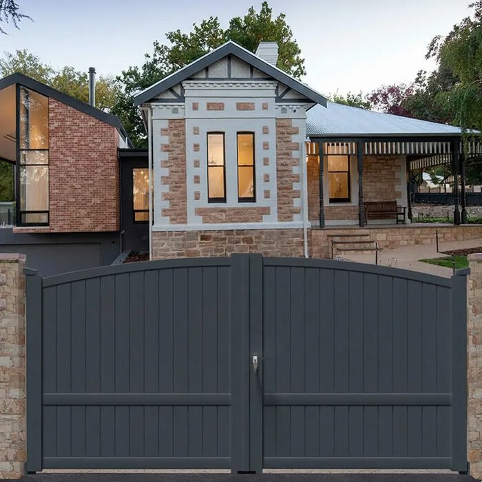 Portail aluminium ADRI gris anthracite devant une maison ancienne