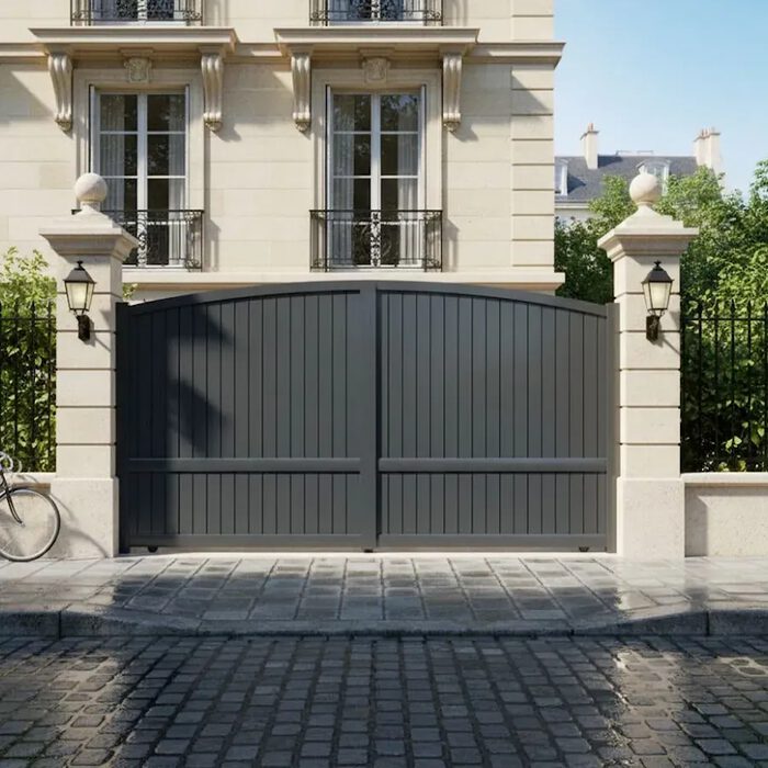 Portail aluminium ADRI gris foncé devant un immeuble de ville