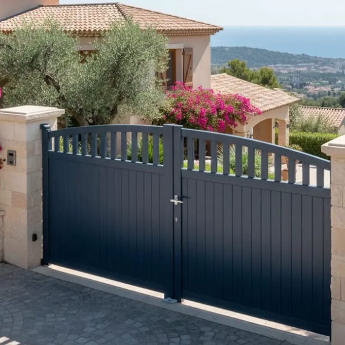 Portail aluminium ARA gris anthracite devant une villa méditerranéenne
