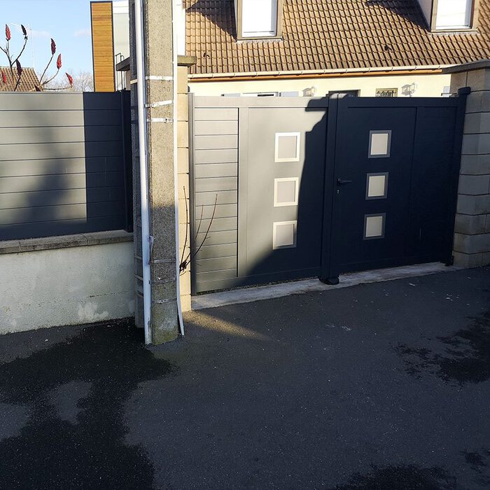 Portail aluminium ARSE gris anthracite, un vantail ouvert