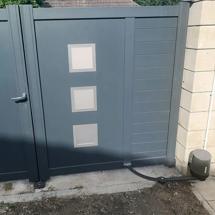 Portail aluminium ARSE gris foncé devant une maison contemporaine