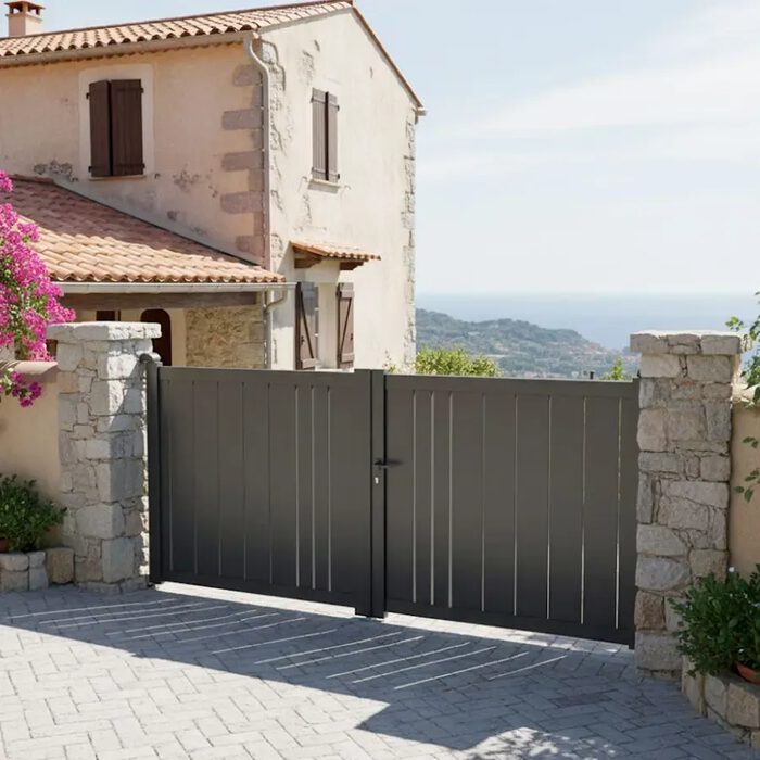 Portail aluminium BAFFIN gris anthracite devant une maison provençale