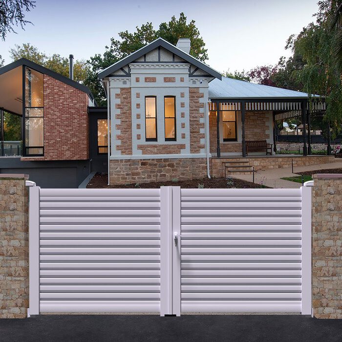 Portail aluminium BAGO blanc devant une maison ancienne