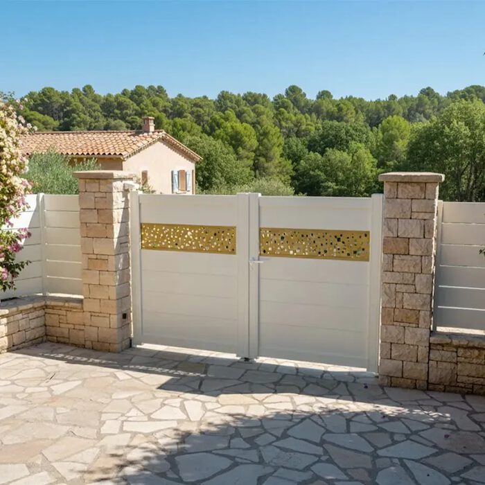 Portail aluminium BALERE blanc sur une allée en pierre
