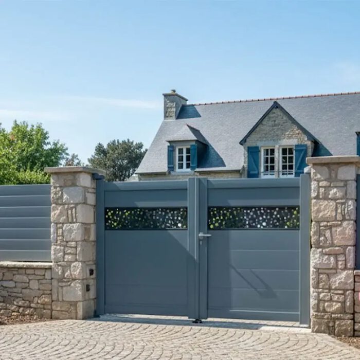 Portail aluminium BALERE bleu gris entre deux piliers en pierre
