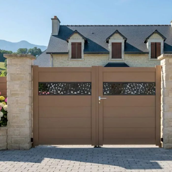 Portail aluminium BALERE brun devant une maison à lucarnes