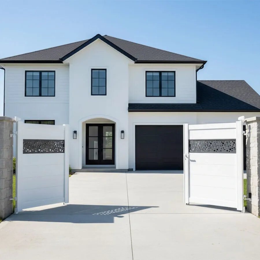 Portail aluminium BALERE blanc, les deux vantaux ouverts devant une maison contemporaine