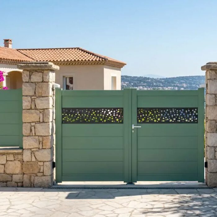 Portail aluminium BALERE vert entre deux piliers en pierre